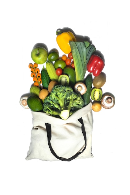 Bolsa textil reutilizable que se llena con coloridas frutas y verduras.