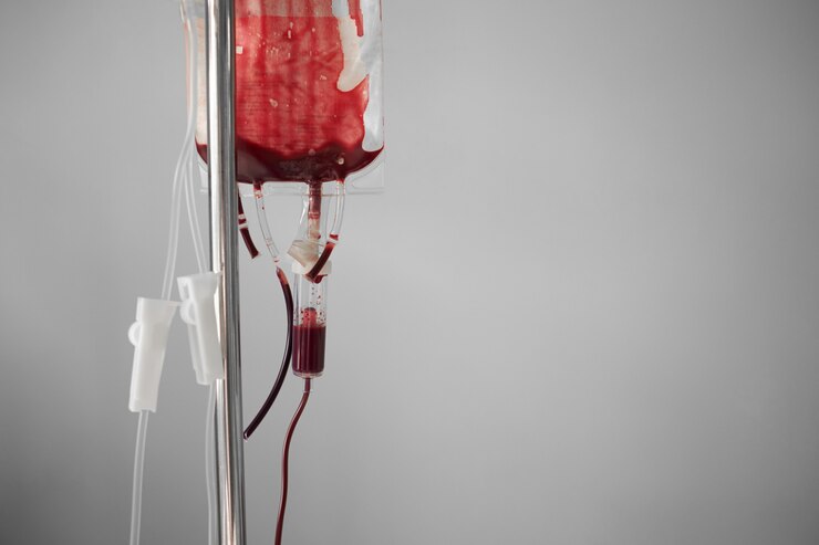 Bolsa de transfusión de sangre vacía en el soporte
