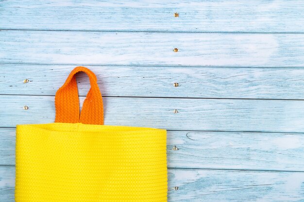 Una bolsa vacía con asa sobre un fondo de madera azul