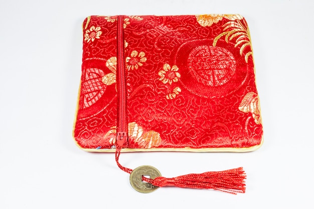 Bolsa vermelha chinesa em fundo branco
