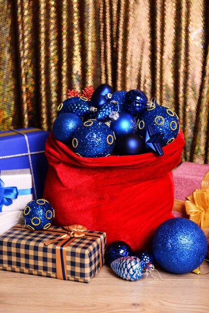 Bolsa vermelha com brinquedos e presentes de natal