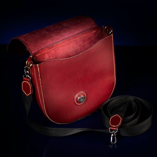 Bolsa vermelha de couro em um fundo escuro
