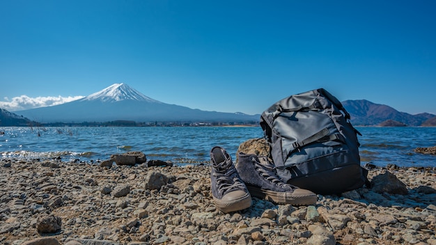 Bolsa de viaje y zapatos con fondo de Fuji Mountain View