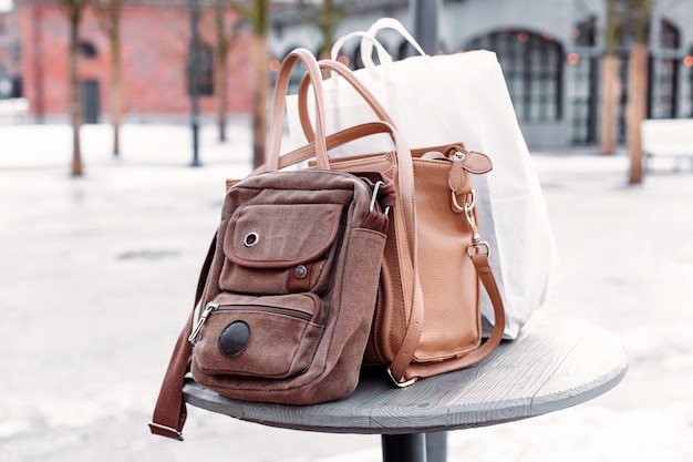 Foto bolsas al aire libre en la calle en invierno