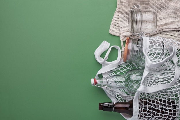 Bolsas de algodón, botellas de vidrio y tarro.