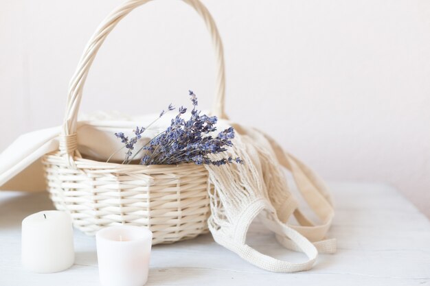 Bolsas de algodón ecológico reutilizables y ramo de lavanda.