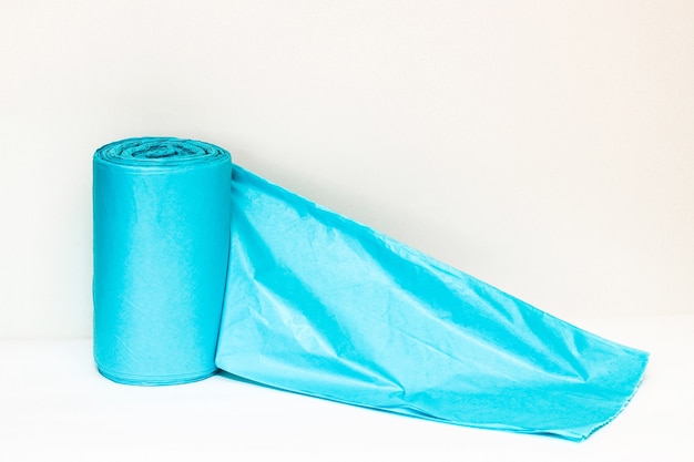 Bolsas de basura de embalaje azul sobre un fondo blanco.