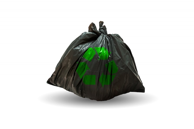 Foto bolsas de basura con el símbolo de reciclaje sobre fondo blanco