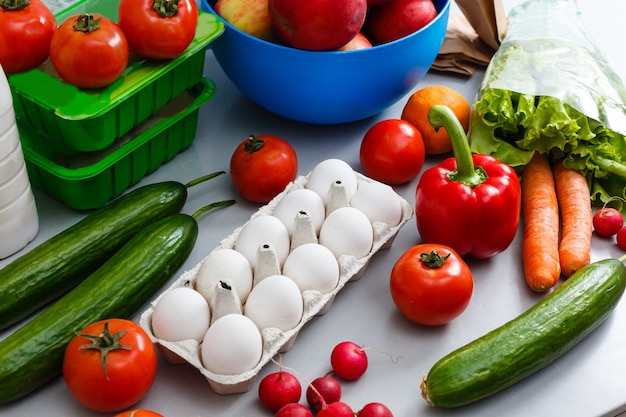 bolsas de comida en casa en la cocina. concepto de salud. pedido de productos en línea. Entrega de productos a casa