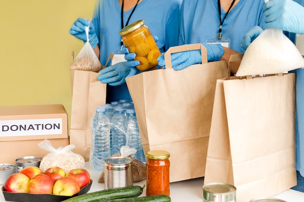 Foto bolsas de comida preparadas para donación