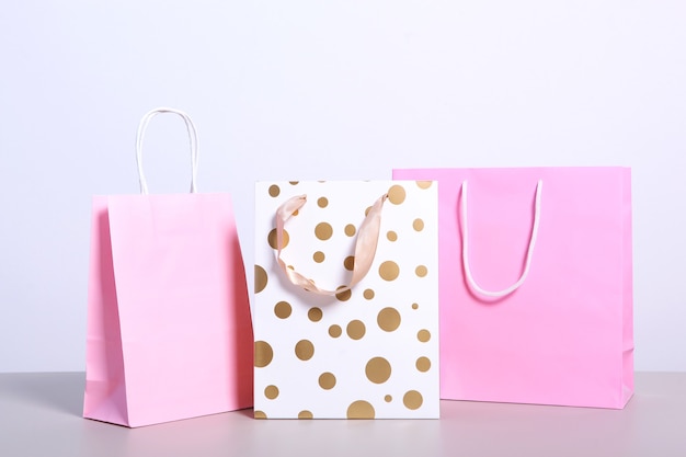 Bolsas para comprar sobre un fondo de color bolsas de papel para ir de compras