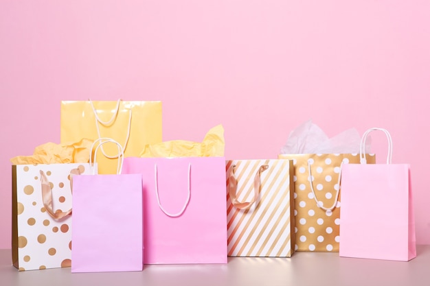 Foto bolsas para comprar sobre un fondo de color bolsas de papel para ir de compras