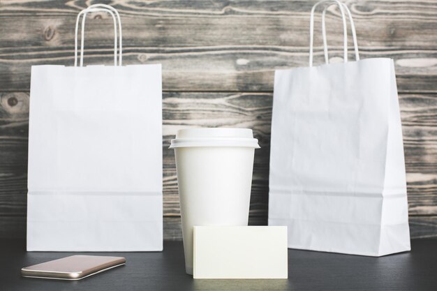 Bolsas de compras en blanco y primer plano de café