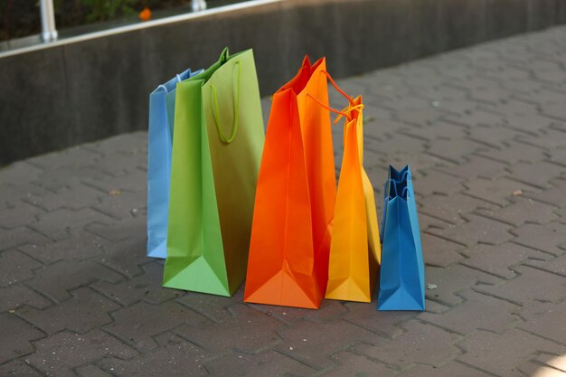 Bolsas de compras brillantes al aire libre