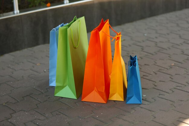 Foto bolsas de compras brillantes al aire libre