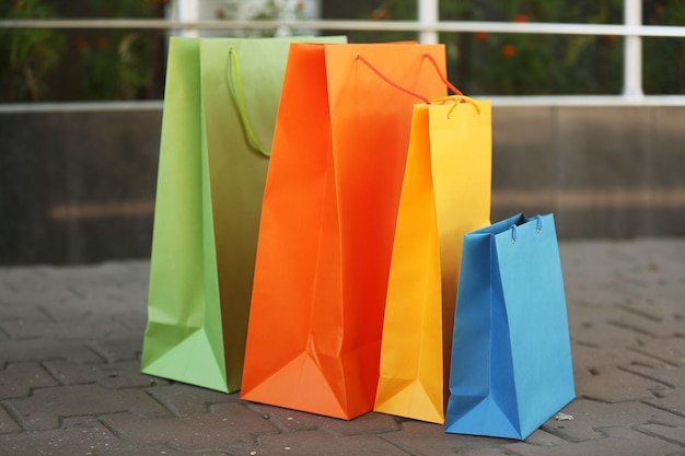 Bolsas de compras brillantes al aire libre