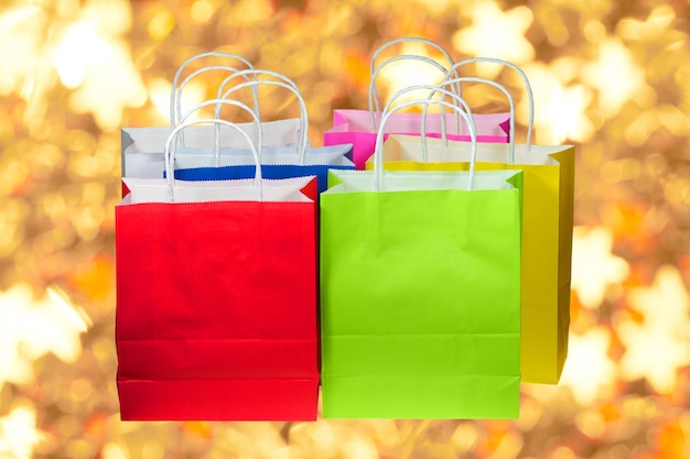 Foto bolsas de compras coloridas contra un fondo dorado