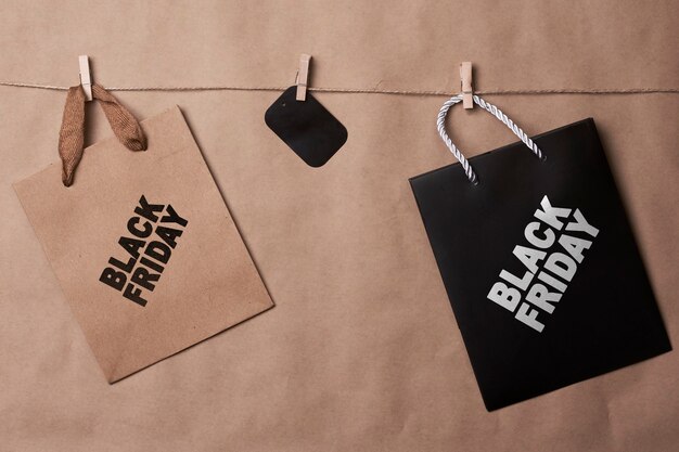 Foto bolsas de compras de concepto de viernes negro en la cuerda