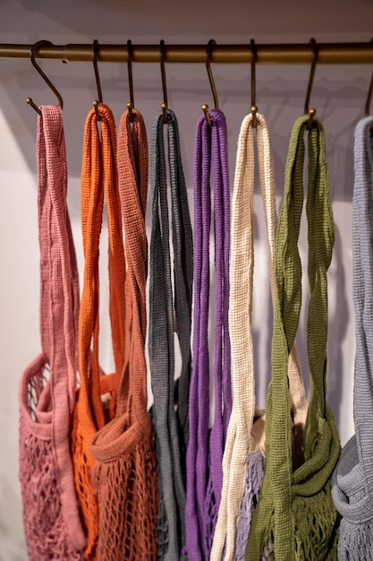 Bolsas de compras ecológicas hechas de ropa reciclada de diferentes colores