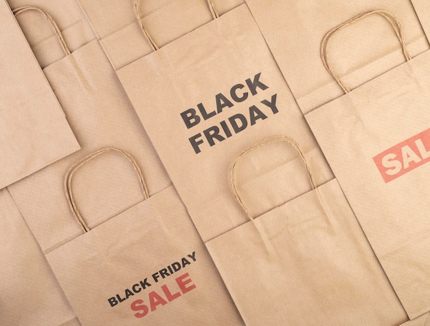 Bolsas de compras de papel marrón con texto Black Friday y Sale