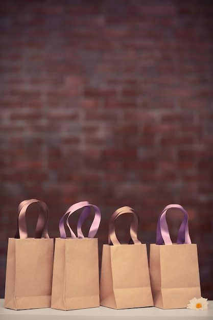 Foto bolsas de compras sobre fondo oscuro