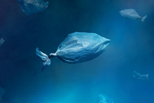 Bolsas de contaminación marina y ambiental arrojadas al mar bolsas de plástico con forma de medusas y peces