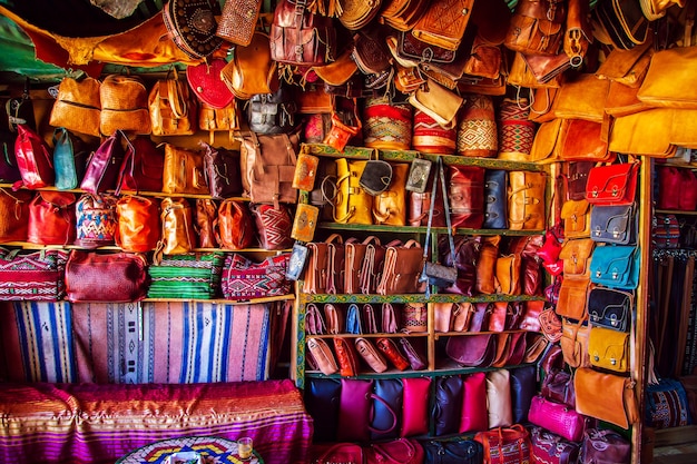 Bolsas de couro brilhantes no mercado marroquino. Lembranças artesanais, Fez, Marrocos.