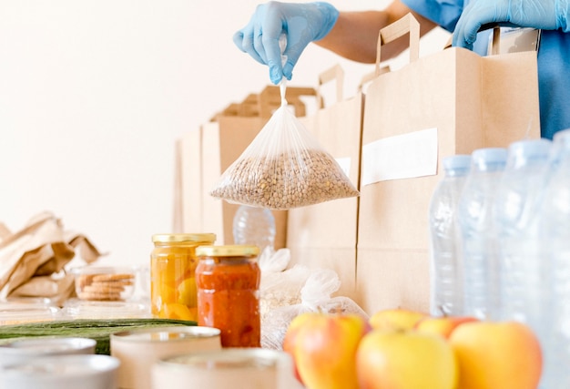 Foto bolsas de donación preparadas con comida