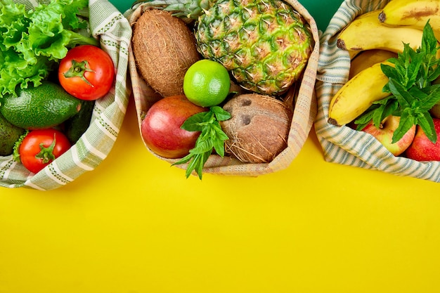 Bolsas ecológicas con frutas y verduras orgánicas.