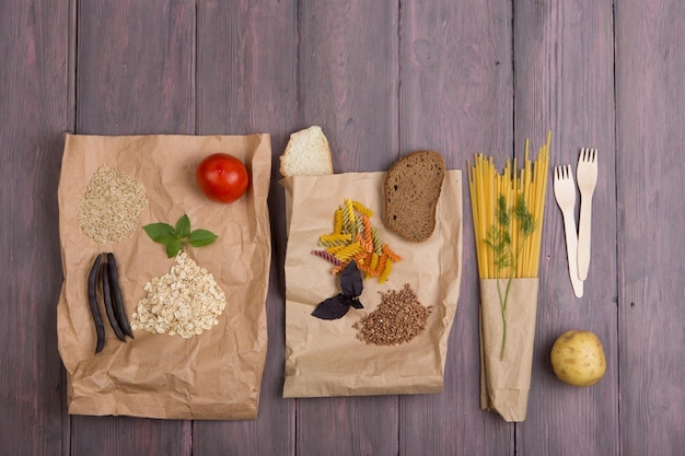 Bolsas ecológicas con productos ricos en hidratos de carbono complejos cereales pan pasta y verduras