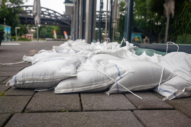 Las bolsas en la entrada frente al edificio protegen contra las inundaciones.