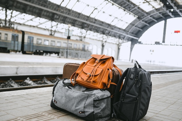 Bolsas en la estación de tren cerca del ferrocarril