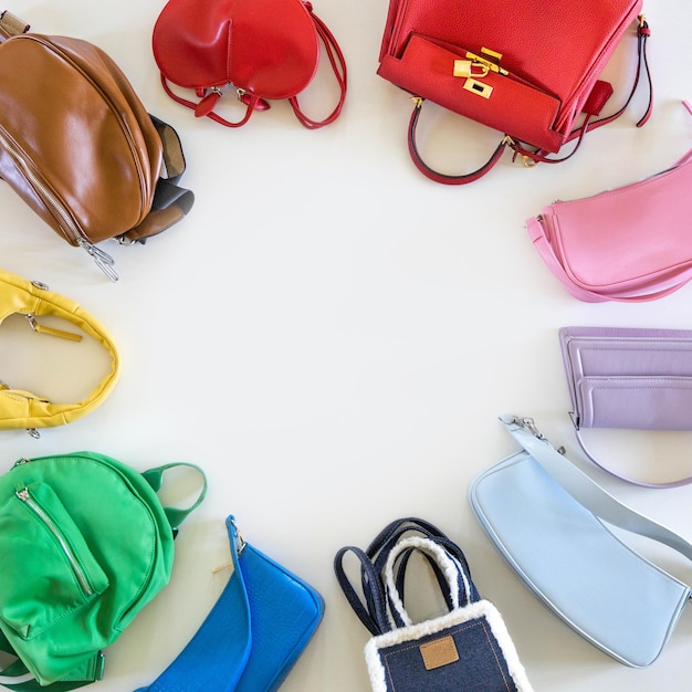 Las bolsas de moda multicolores de moda para mujeres en un fondo blanco están dispuestas en un círculo