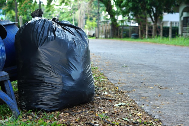 Bolsas negras de basura colocadas en la calle a la venta