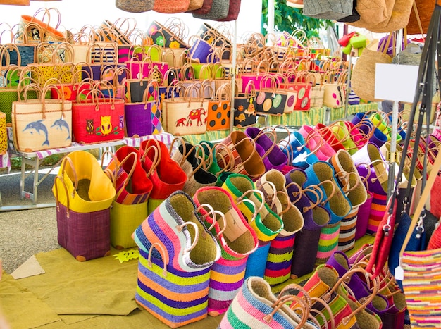 Bolsas de paja de colores en un mercado de recuerdos de Provenza Francia