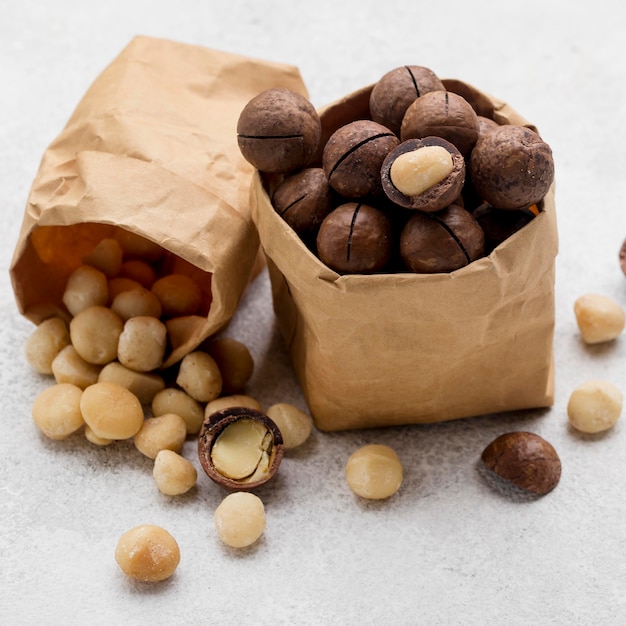Foto bolsas de papel de alta vista llenas de nueces de macadamia y chocolate