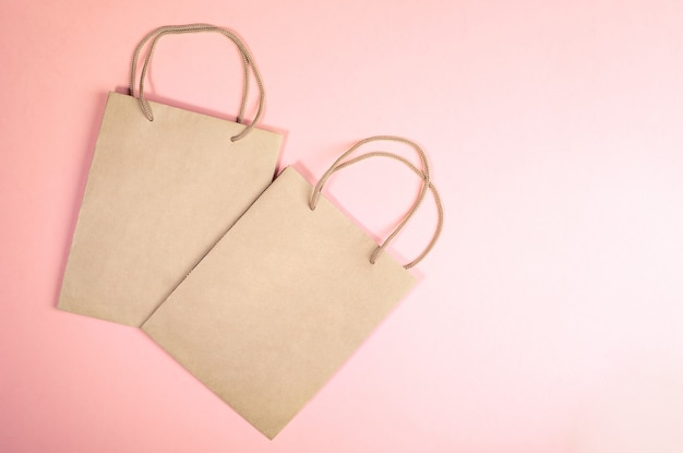 Bolsas de papel en blanco. Concepto de vacaciones, compras o venta de residuos cero.