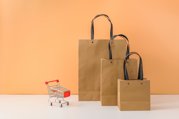 Bolsas de papel y carrito de compras o carrito