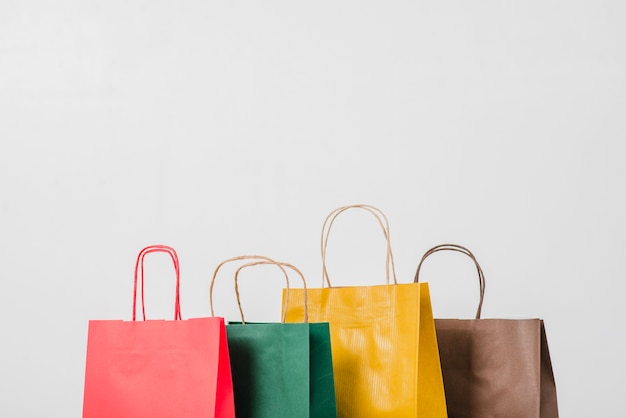 Bolsas de papel de colores para ir de compras