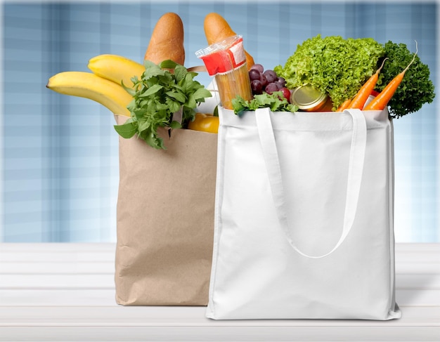 Bolsas de papel con frutas y verduras frescas, comida sana.