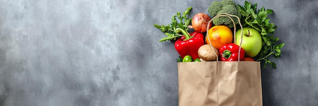 Bolsas de papel llenas de verduras y frutas Bolsas de paper llenas de hortalizas y frutas
