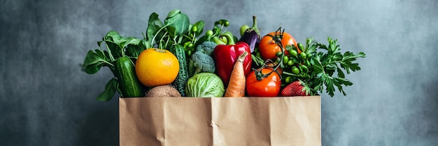 Bolsas de papel llenas de verduras y frutas Bolsas de paper llenas de hortalizas y frutas