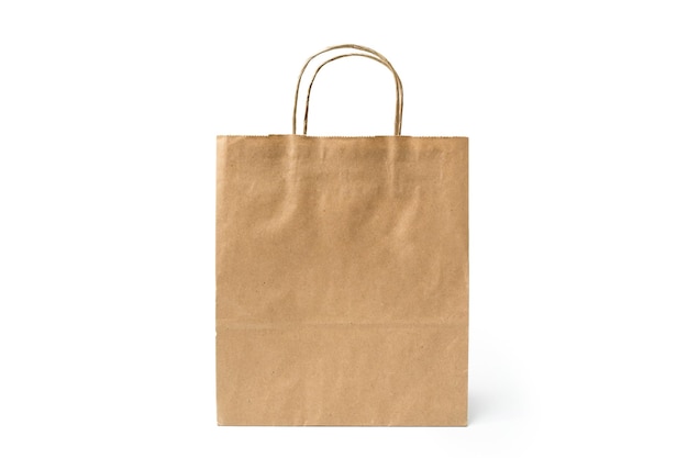 Bolsas de papel marrones aisladas sobre un fondo blanco