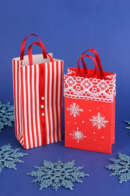 Foto bolsas de papel navideñas para regalos en azul