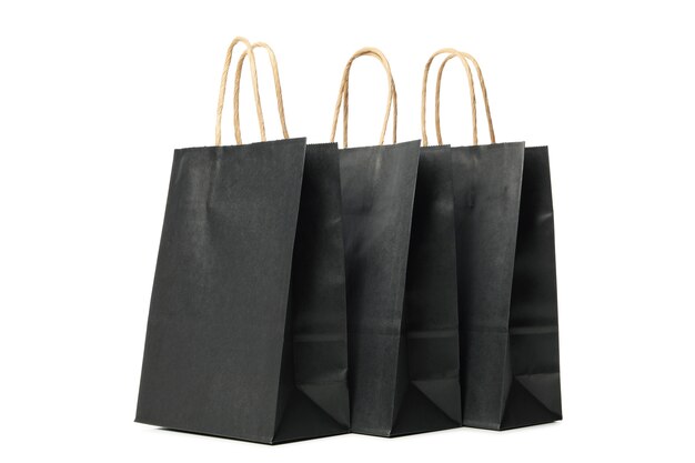 Bolsas de papel negro aisladas en blanco