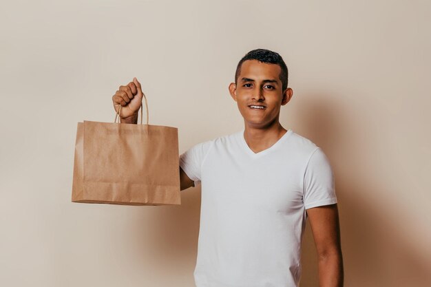 bolsas de papel reciclables para hombres jóvenes