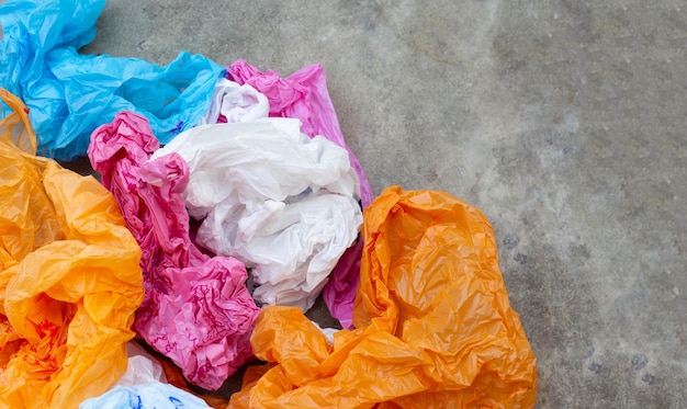 Bolsas de plástico de colores en el piso de cemento