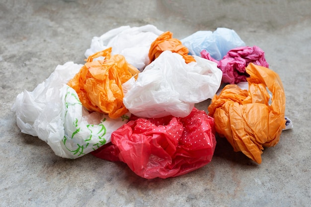 Bolsas de plástico de colores en el piso de cemento