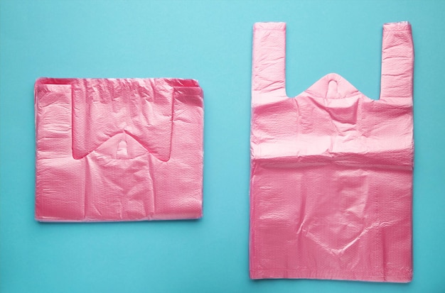 Bolsas de plástico rosa sobre fondo azul Reciclar plástico