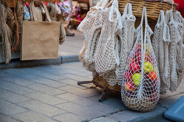 Bolsas de red ecológicas con frutas adentro